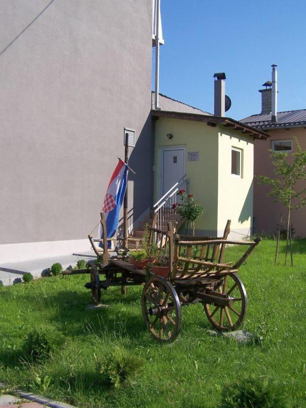 Guest House Ivac Inn Zagreb Airport Velika Gorica Bagian luar foto